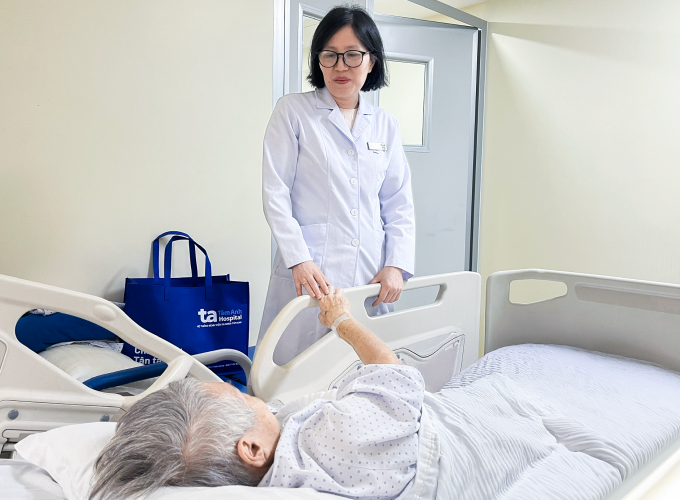 Bác sĩ Bình hỏi thăm sức khỏe bệnh nhân sau một tuần điều trị. Ảnh: Bệnh viện Đa khoa Tâm Anh