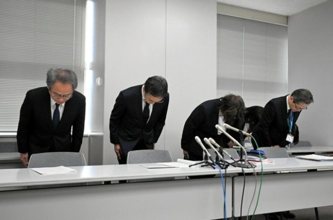 Giám đốc Trung tâm Ung thư Chiba, ông Atsushi Kato (thứ hai từ trái sang), cùng các cộng sự xin lỗi về sự cố phẫu thuật nhầm hôm 6/2. Ảnh: Akira Miyashita