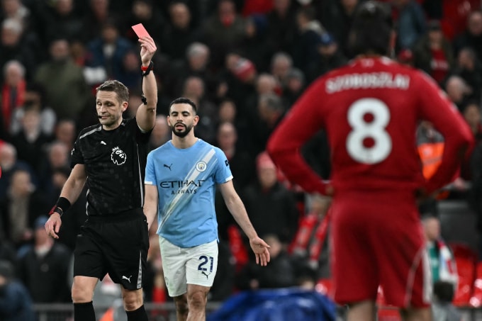 Trọng tài Craig Pawson rút thẻ đỏ phạt Dominik Szoboszlai trong trận Man City thắng chủ nhà Liverpool 2-1 ở vòng 25 Ngoại hạng Anh trên sân Anfield ngày 8/2/2026. Ảnh: AFP