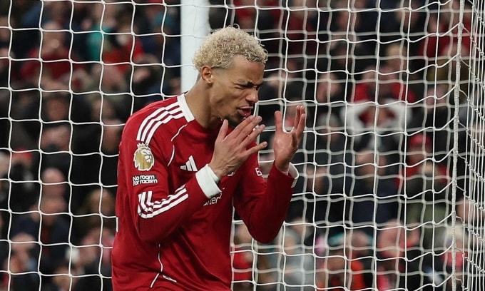 Hugo Ekitike tiếc nuối sau một pha bỏ lỡ của Liverpool. Ảnh: Reuters