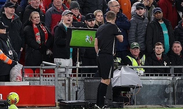 Trọng tài Pawson xem lại tình huống cuối trận Man City thắng Liverpool trên sân Anfield, thành phố Liverpool, Vương quốc Anh, vòng 25 Ngoại hạng Anh tối 8/2/2026. Ảnh: EPA