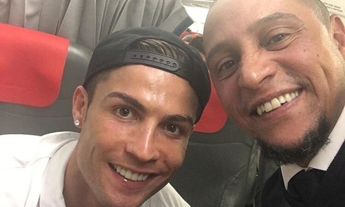 Roberto Carlos (phải) và Cristiano Ronaldo. Ảnh: IGNV