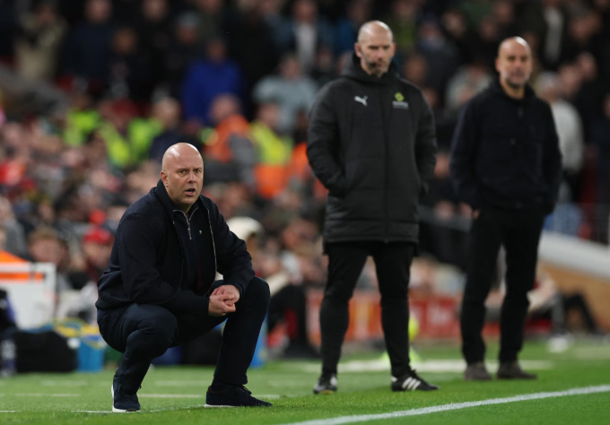 HLV Arne Slot (trái) phản ứng trong trận. Ảnh: Reuters