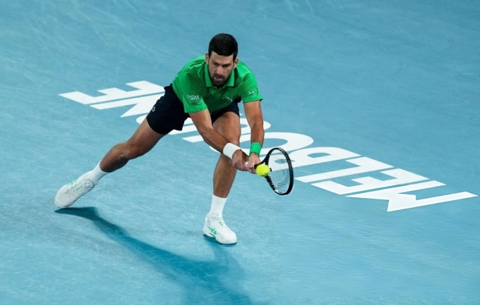 Djokovic cứu bóng ở chung kết Australia Mở rộng 2026, trên sân Rod Laver, Melbourne, Australia, tối 1/2. Ảnh: Reuters