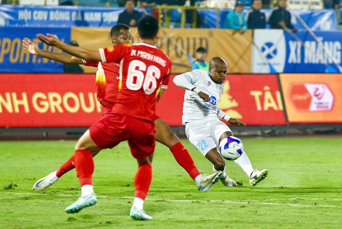 Tiền vệ Nam Định Percy Tau (áo trắng) mở tỷ số ở phút thứ 4 trong trận hòa Hà Tĩnh 1-1. Ảnh: Nam Định FC