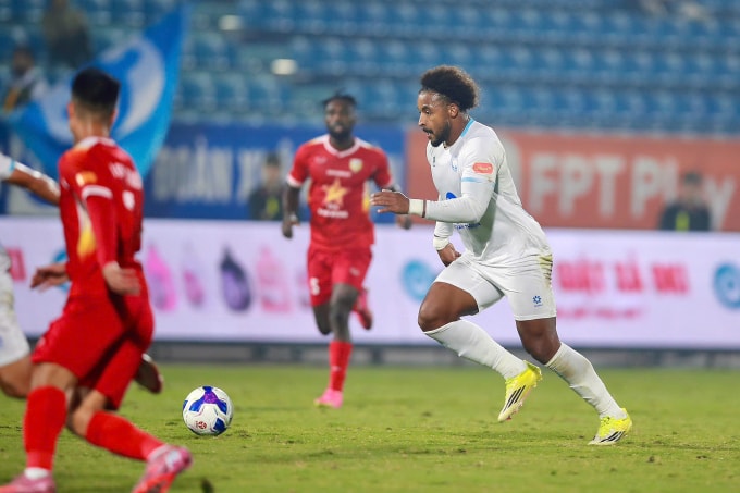 Tiền đạo nhập tịch gốc Brazil Nguyễn Xuân Son (áo trắng) thi đấu trong trận Nam Định hòa Hà Tĩnh 1-1 ở vòng 13 V-League 2025-2026, trên sân Thiên Trường ở Ninh Bình ngày 9/2/2026. Ảnh: Nam Định FC