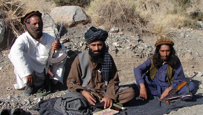 Các thành viên Tehreek-e-Taliban Pakistan trả lời báo giới địa phương tại tỉnh Khyber Pakhtunkhwa tháng 11/2009. Ảnh: AFP