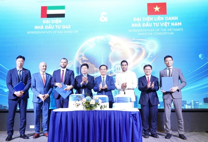 G42 (UAE) và Liên danh nhà đầu tư FPT - Việt Thái ký kết Thỏa thuận khung hợp tác dài hạn, tối 8/2. Ảnh: An Phương