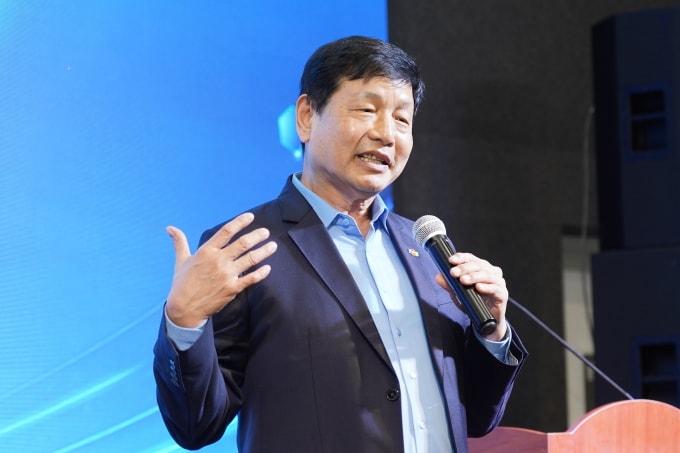 Chủ tịch HĐQT FPT phát biểu tại hội nghị, tối 8/2. Ảnh: An Phương