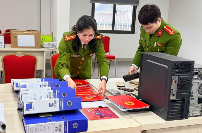 Công an khám xét ở trụ sở công ty Hoàng Thành. Ảnh: Công an cung cấp