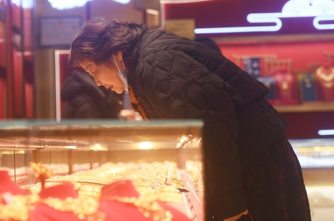 Một khách hàng mua vàng ở Hàng Châu, tỉnh Chiết Giang, Trung Quốc, tháng 2/2025. Ảnh: Reuters