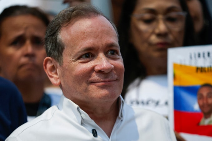 Ông Juan Pablo Guanipa khi được thả khỏi nhà giam ở thủ đô Caracas, Venezuela ngày 8/2. Ảnh: AFP