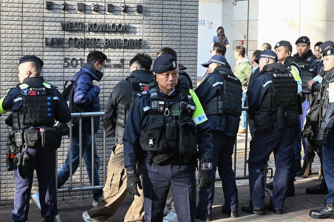 Bên ngoài phiên tòa xét xử trùm truyền thông Jimmy Lai tại Tây Cửu Long, Hong Kong ngày 9/2. Ảnh: AFP