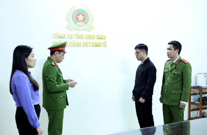 Công an đọc lệnh khởi tố, bắt giam Nguyễn Đức Dương. Ảnh: Công an Ninh Bình