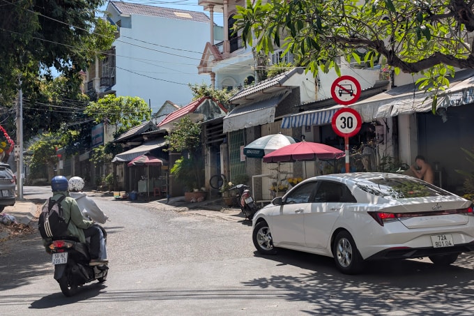 Biển cấm ôtô và giới hạn tốc độ được lắp đặt đầu đường Vi Ba, ngày 9/2. Ảnh: Trường Hà