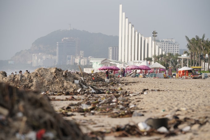 Rác đại dương dạt vào được gom thành đống dọc Bãi Sau, tháng 11/2025. Ảnh: Trường Hà