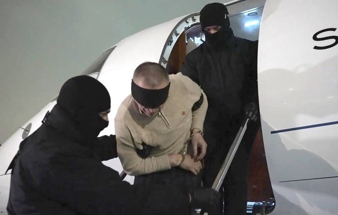 Nghi phạm Lyubomir Korba (giữa) bị áp giải khỏi chuyến bay từ Các Tiểu vương quốc Arab Thống nhất trong hình ảnh được công bố hôm 8/2. Ảnh: FSB