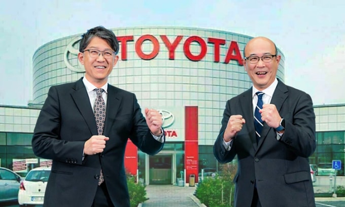 Cựu CEO kiêm chủ tịch hội đồng quản trị Toyota, Koji Sato (trái), và CEO mới của hãng Nhật, ông Kenta Kon. Ảnh: Business Fortune