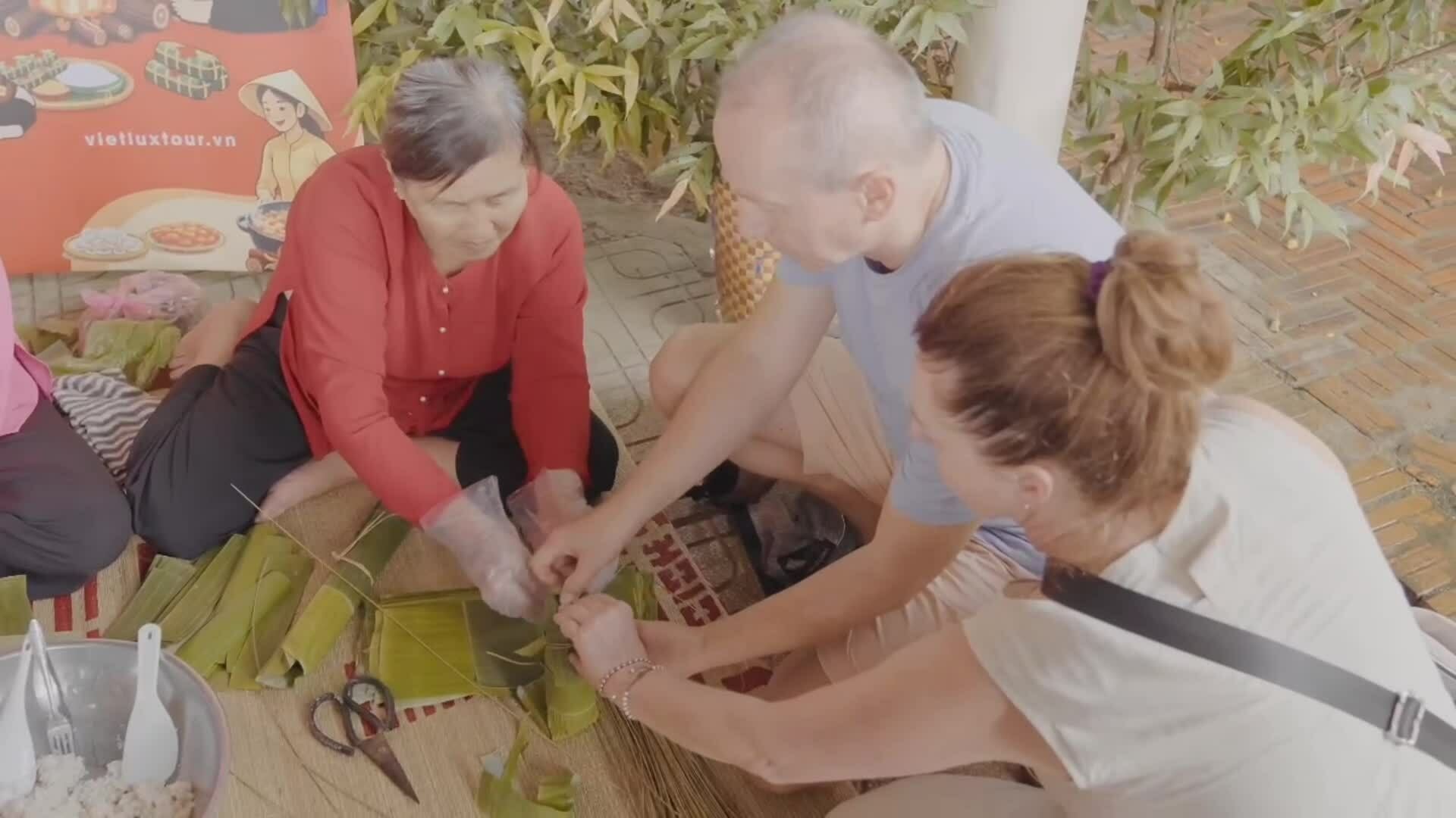 Khách Tây bất ngờ với chiều sâu văn hóa của Tết Việt