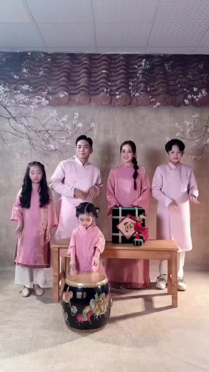 Hậu trường thực hiện ảnh bộ ảnh xuân của gia đình Khánh Thi - Phan Hiển