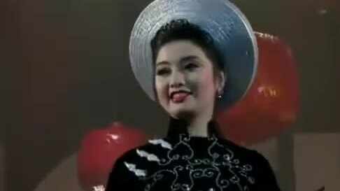 Hoa hậu Lý Thu Thảo diễn trong Duyên dáng Việt Nam