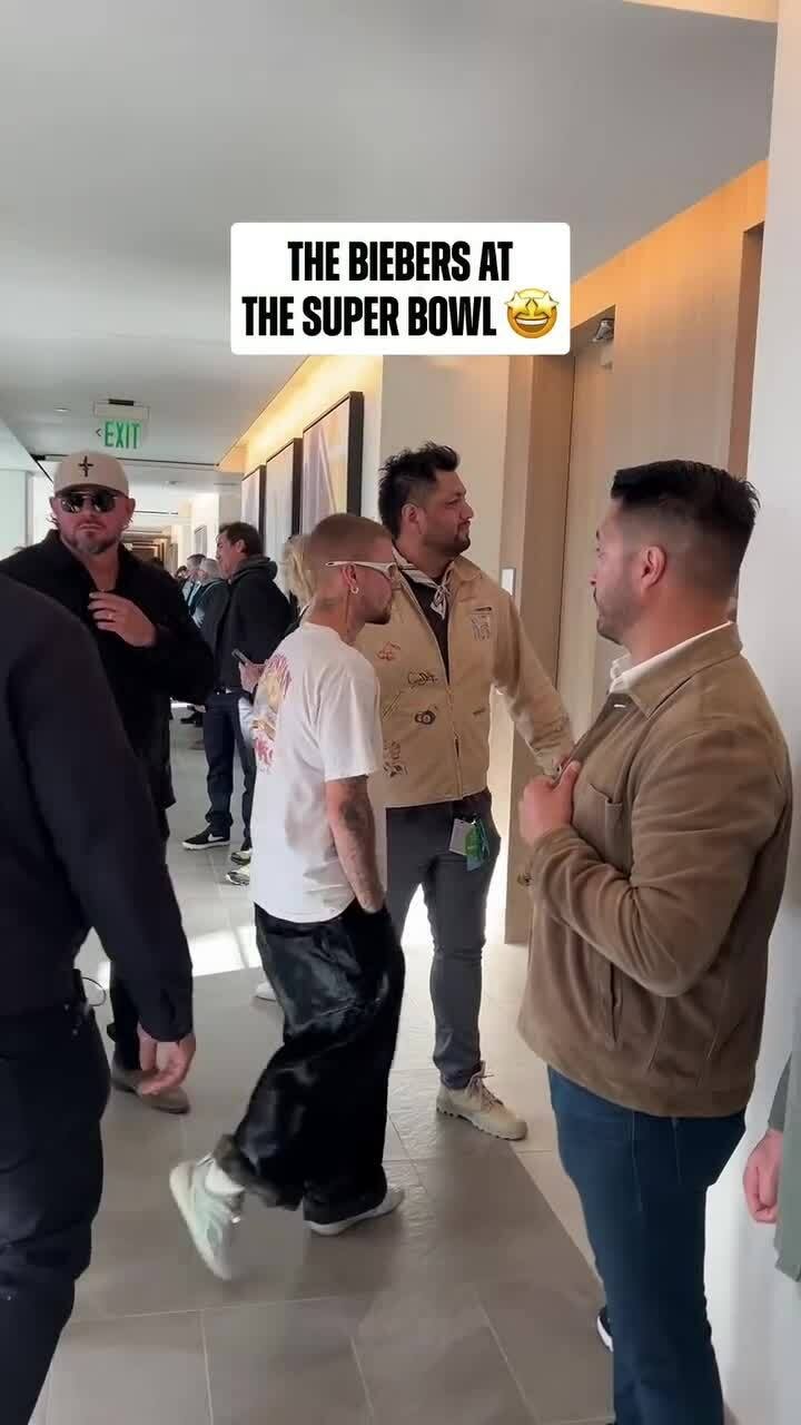 Vợ chồng Justin Biebers tại Super Bowl 2026