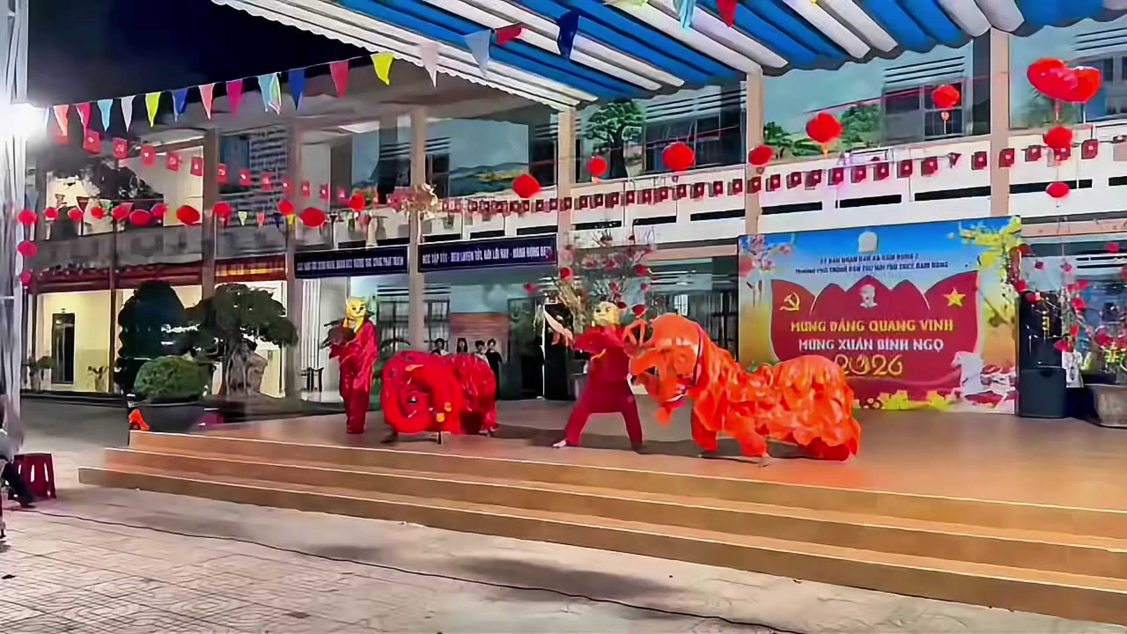 Thầy cô ở vùng cao Đam Rông mổ lợn, làm cỗ Tết đãi học sinh