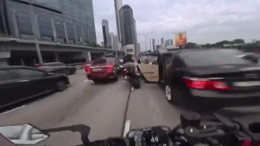 Trẻ hai tuổi mở cửa ôtô gây tai nạn liên hoàn