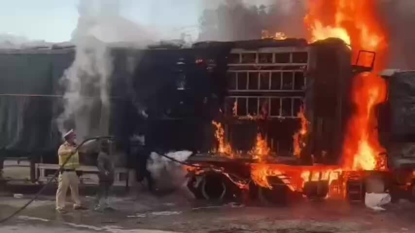 Xe tải bốc cháy trên đèo Lò Xo