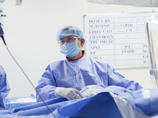 Đang nằm cấp cứu, bác sĩ vẫn rời giường bệnh tới phòng can thiệp cứu bệnh nhân “ngàn cân treo sợi tóc” - Ảnh 1.