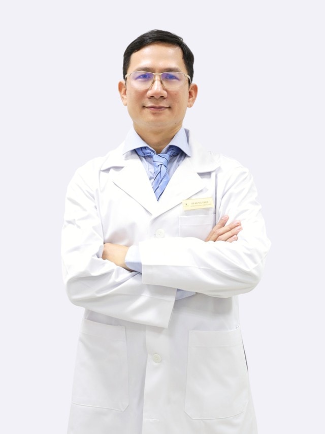 Đang nằm cấp cứu, bác sĩ vẫn rời giường bệnh tới phòng can thiệp cứu bệnh nhân “ngàn cân treo sợi tóc” - Ảnh 2.