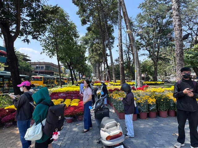 Không khí chợ hoa Tết ở TPHCM sôi động trước ngày khai trương 2026 - Ảnh 4.
