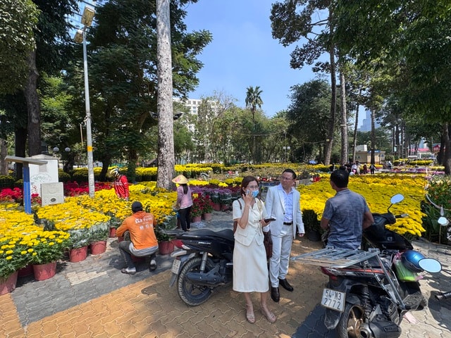 Không khí chợ hoa Tết ở TPHCM sôi động trước ngày khai trương 2026 - Ảnh 1.