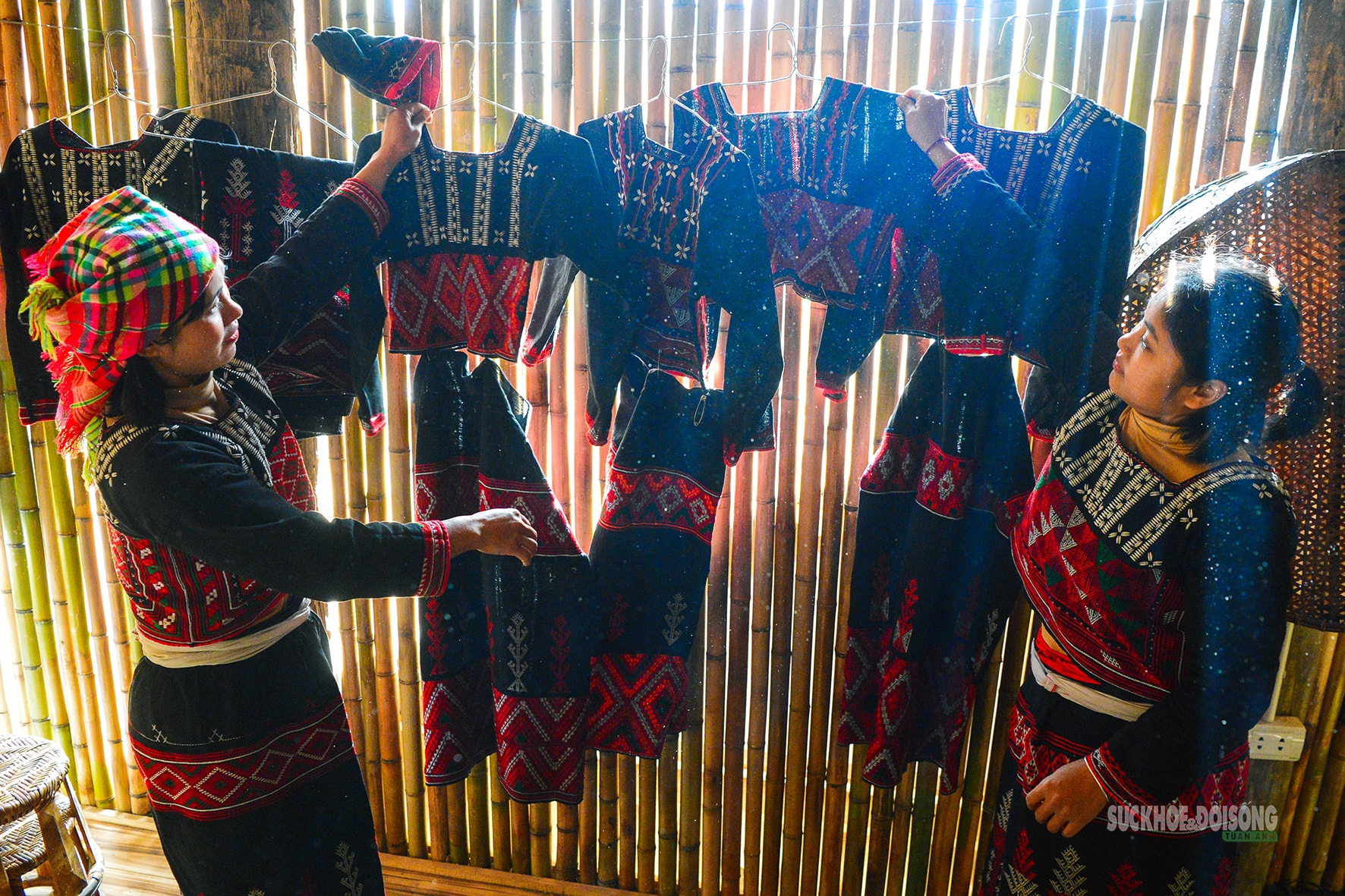 Những đường kim lưu giữ hồn cốt trang phục Xá Phó- Ảnh 1.