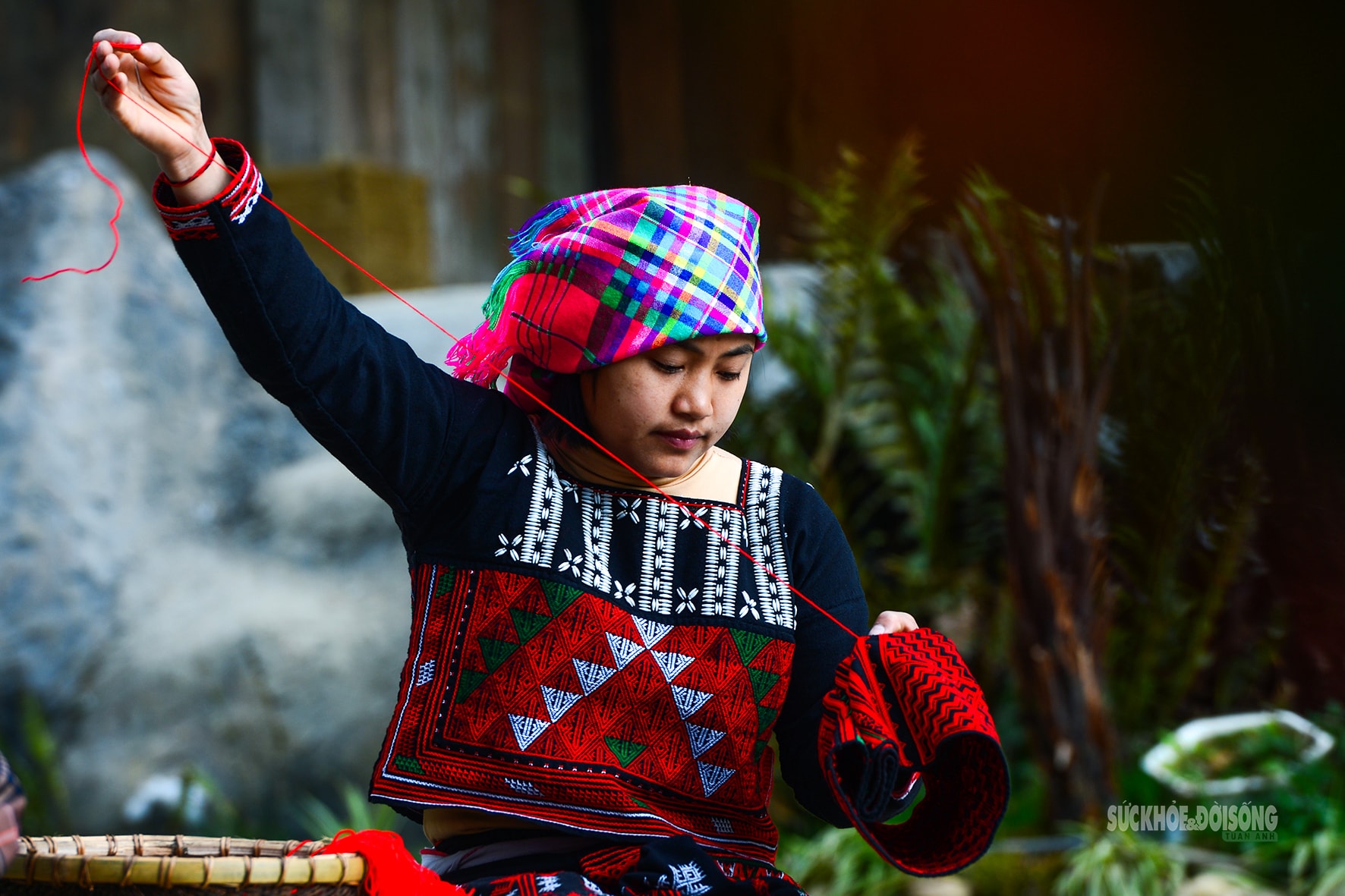 Những đường kim lưu giữ hồn cốt trang phục Xá Phó- Ảnh 4.