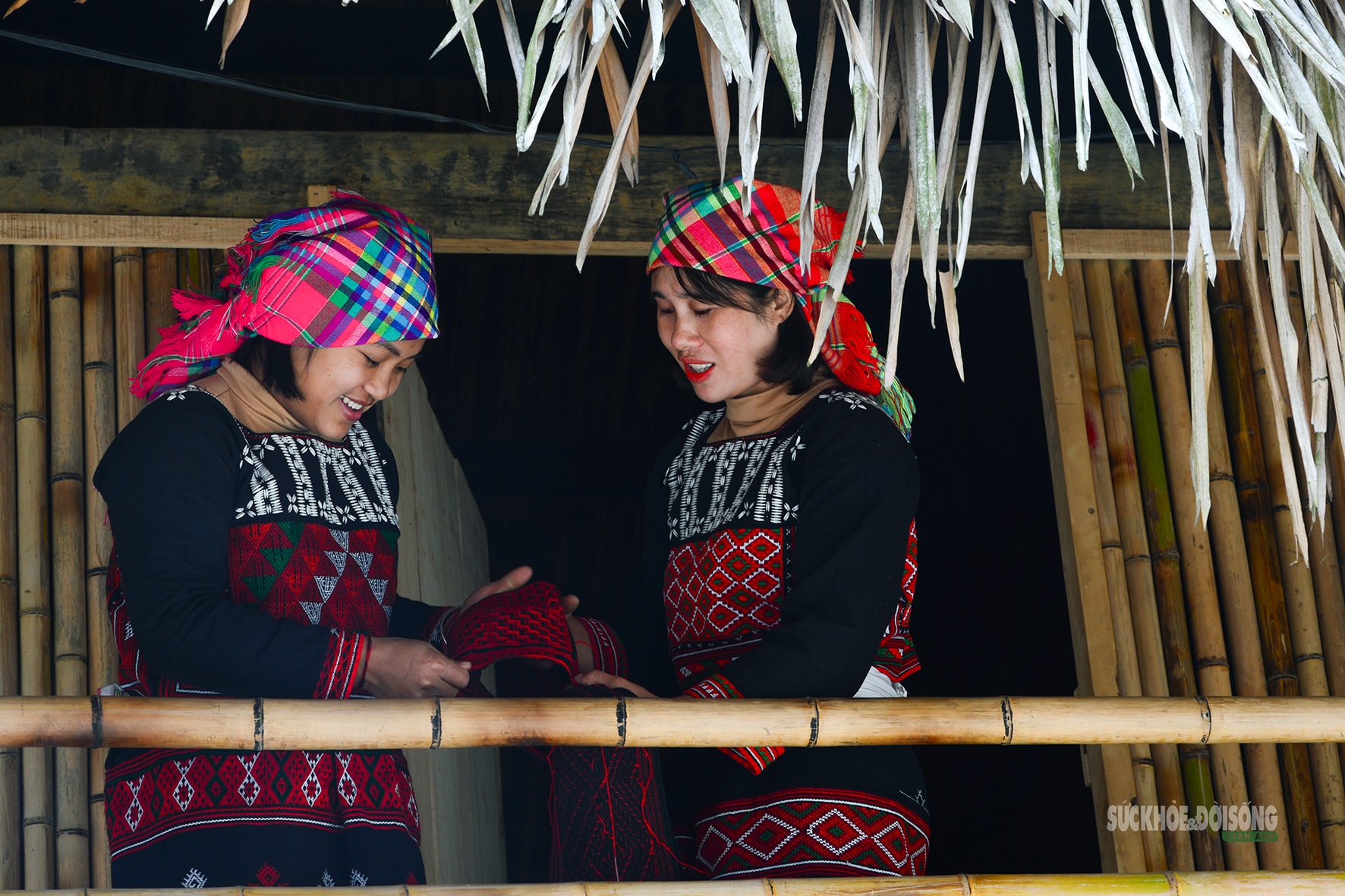 Những đường kim lưu giữ hồn cốt trang phục Xá Phó- Ảnh 8.