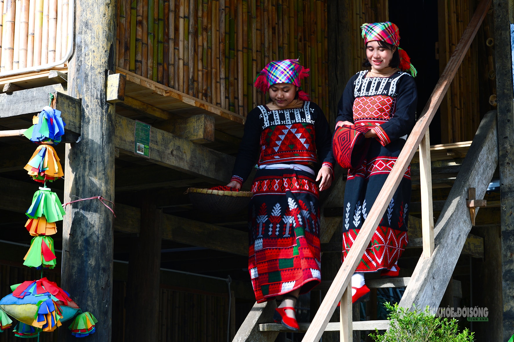 Những đường kim lưu giữ hồn cốt trang phục Xá Phó- Ảnh 9.