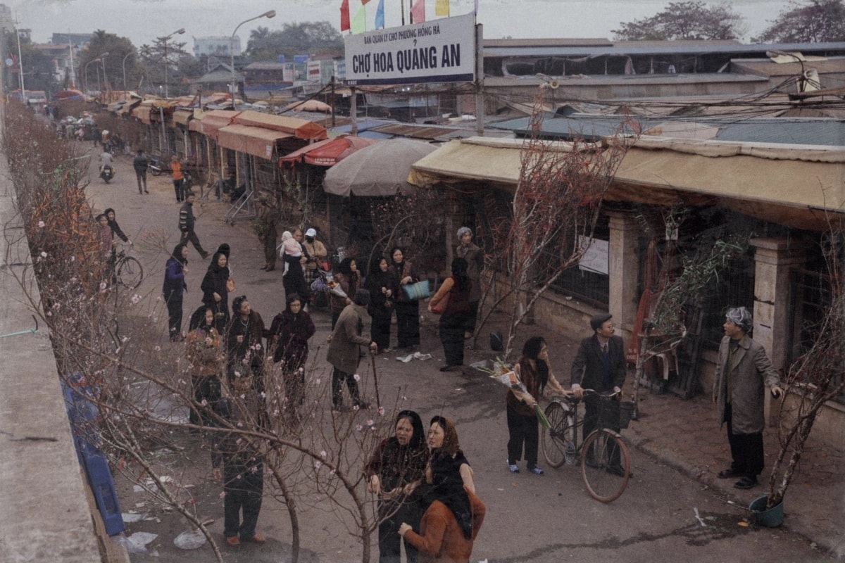 Bộ ảnh Tết thời bao cấp do nhóm bạn gen Z thực hiện đang gây sốt mạng xã hội. Trong đó, các bạn trẻ hóa thân thành những cụ già đi chợ hoa sắm Tết. Người tỉ mẩn chọn cành đào, hộp mứt, người ôm bó lay ơn mang về, tái hiện trọn vẹn nhịp sống chậm rãi, bình yên của những ngày giáp Tết xưa.