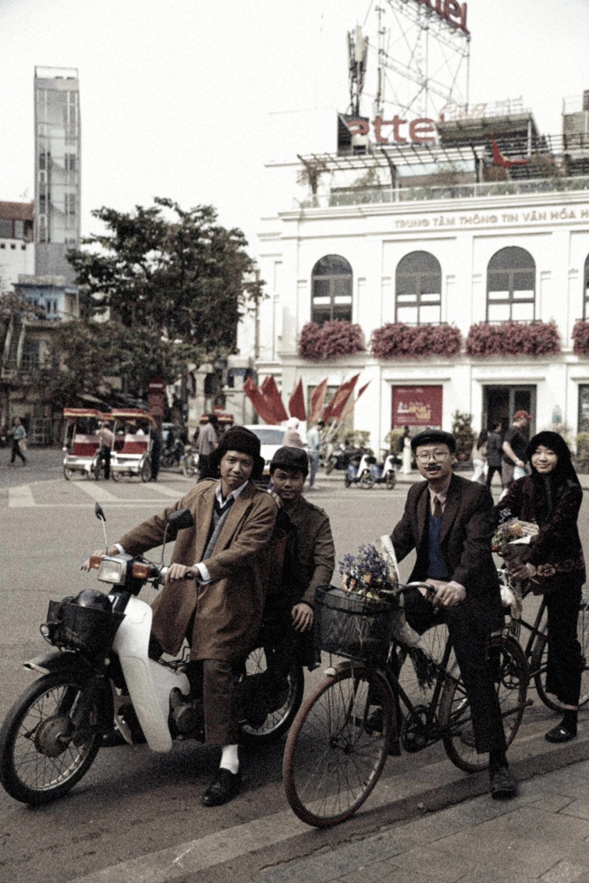 Lý giải việc chọn chợ hoa và chợ Đồng Xuân làm bối cảnh chính, anh Hiển cho rằng chỉ những khu chợ lâu đời, ngập tràn hoa Tết mới giữ được đúng tinh thần không khí Tết xưa. “Nếu đưa bối cảnh vào các khu nhà cao tầng hiện đại thì coi như hỏng toàn bộ cảm xúc của bộ ảnh”, anh nói.