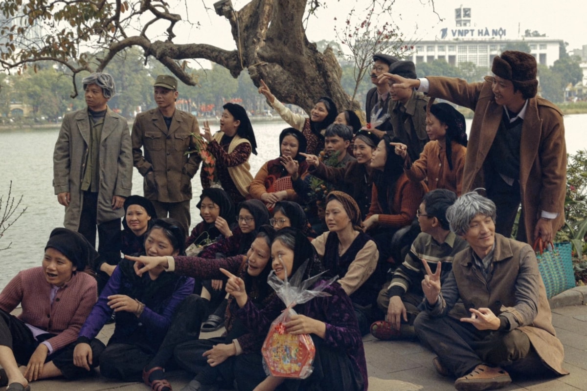 Bộ ảnh được chụp bằng chiếc máy ảnh Canon du lịch đời cũ, giá chỉ khoảng 2 triệu đồng. Ê-kíp cố tình chọn “máy ảnh đểu” để tạo ra chất ảnh chân thực, thô mộc và đúng tinh thần xưa nhất, phần hậu kỳ chỉ can thiệp rất nhẹ.