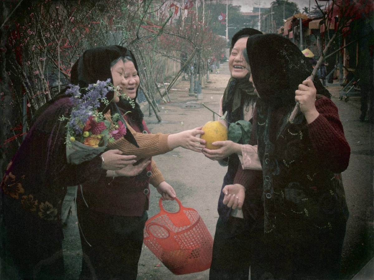 Toàn bộ nhân sự tham gia đều là Gen Z (sinh từ năm 2000 trở đi), hiện sinh sống và làm việc tại Đan Phượng, Hà Nội. Đặc biệt, trong bộ ảnh năm nay, anh còn chụp cùng vợ, dù vậy chị đang mang thai nhưng vẫn rất hào hứng đồng hành cùng cả ê-kíp.