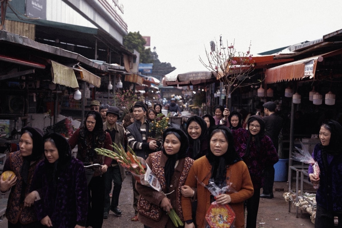 Khâu trang phục và hóa trang được ê-kíp đặc biệt chú trọng và xem là yếu tố quyết định thành bại của bộ ảnh. Mỗi nhân sự đều được kiểm duyệt kỹ lưỡng từ tóc giả, râu, mũ, quần áo, dép đi chân, sao cho giống nhất với hình ảnh người xưa. Phần lớn trang phục đều đi mượn, nên cũng không ít lần gặp khó khăn. Có thành viên phải ra chợ quê mua đi mua lại vài lần vẫn chưa đạt yêu cầu.