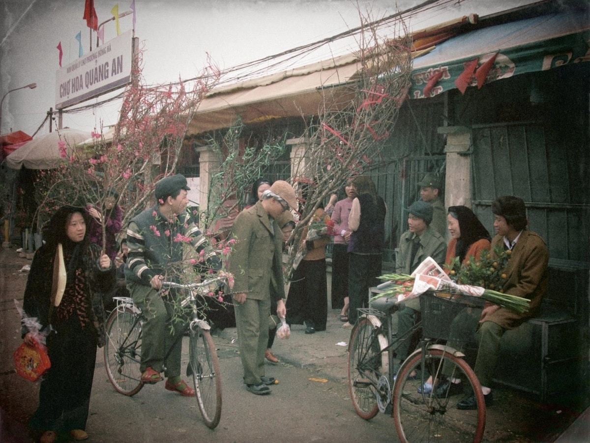 Buổi chụp bắt đầu từ 3 giờ sáng, các thành viên makeup, hóa trang kỹ từ nét mặt đến bôi răng đen. 9 giờ, cả đoàn có mặt tại điểm chụp đầu tiên là chợ hoa. Khi xuất hiện giữa chợ, không khí trở nên sôi động khi nhiều cô chú tiểu thương tò mò, nhận ra cả nhóm đang hóa trang, liên tục xuýt xoa: “Ôi sao giống thế, không biết thật hay giả nữa!”. Có cô chú còn bật nhạc Tết, quay video, vỗ tay và nhảy cùng cả đoàn.