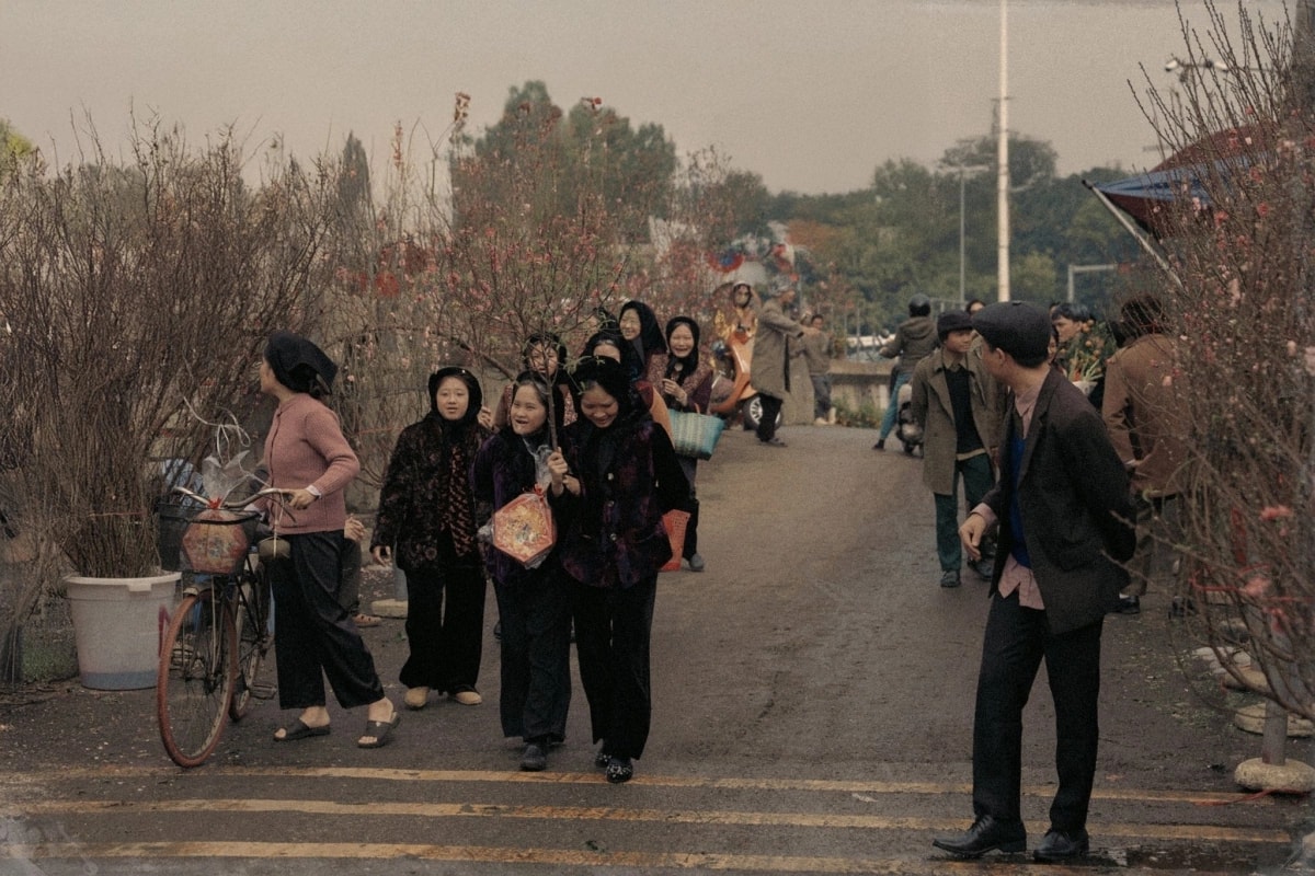 Chia sẻ với PV Báo Điện tử VTC News, anh Hoàng Anh Hiển (SN 1994, Đan Phượng) - thành viên dự án cho biết bộ ảnh được thực hiện vào ngày 11 tháng Chạp, sau gần một tháng lên ý tưởng và họp bàn kỹ lưỡng. Đây là concept thường niên mà anh và ê-kíp duy trì suốt nhiều năm qua, với mong muốn tạo nên hoạt động mang tính truyền thống, để mỗi dịp cuối năm, các thành viên cùng nhau lưu giữ kỷ niệm và cảm nhận rõ hơn dòng chảy thời gian.