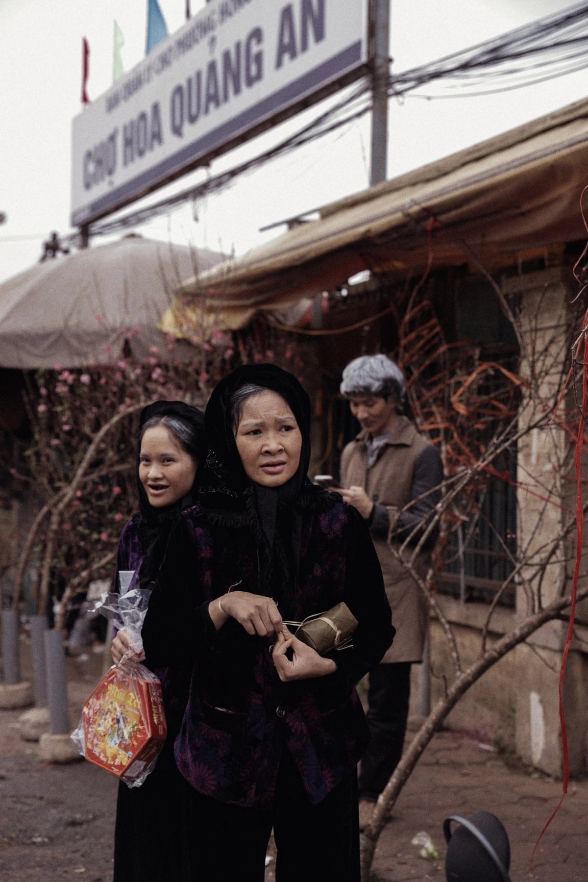 Trước đó, anh và ê-kíp thực hiện liên tục nhiều năm với các concept hoài niệm làng quê, thập niên cũ như Tết thập niên 90, đám cưới thập niên 90…, nhận được sự đón nhận tích cực của nhiều thế hệ khán giả.