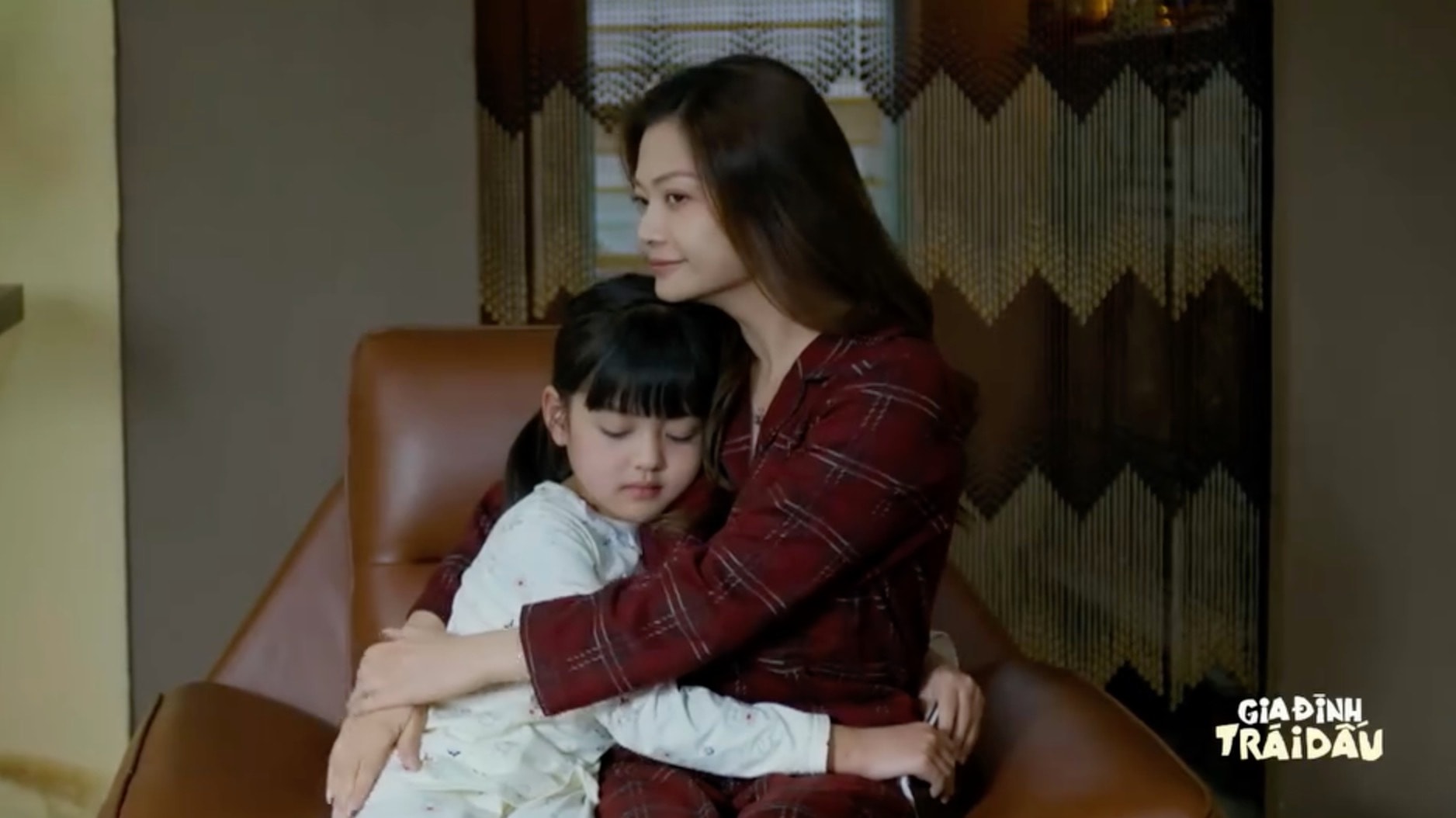 Bà Ánh ngày càng thương con riêng của chồng.