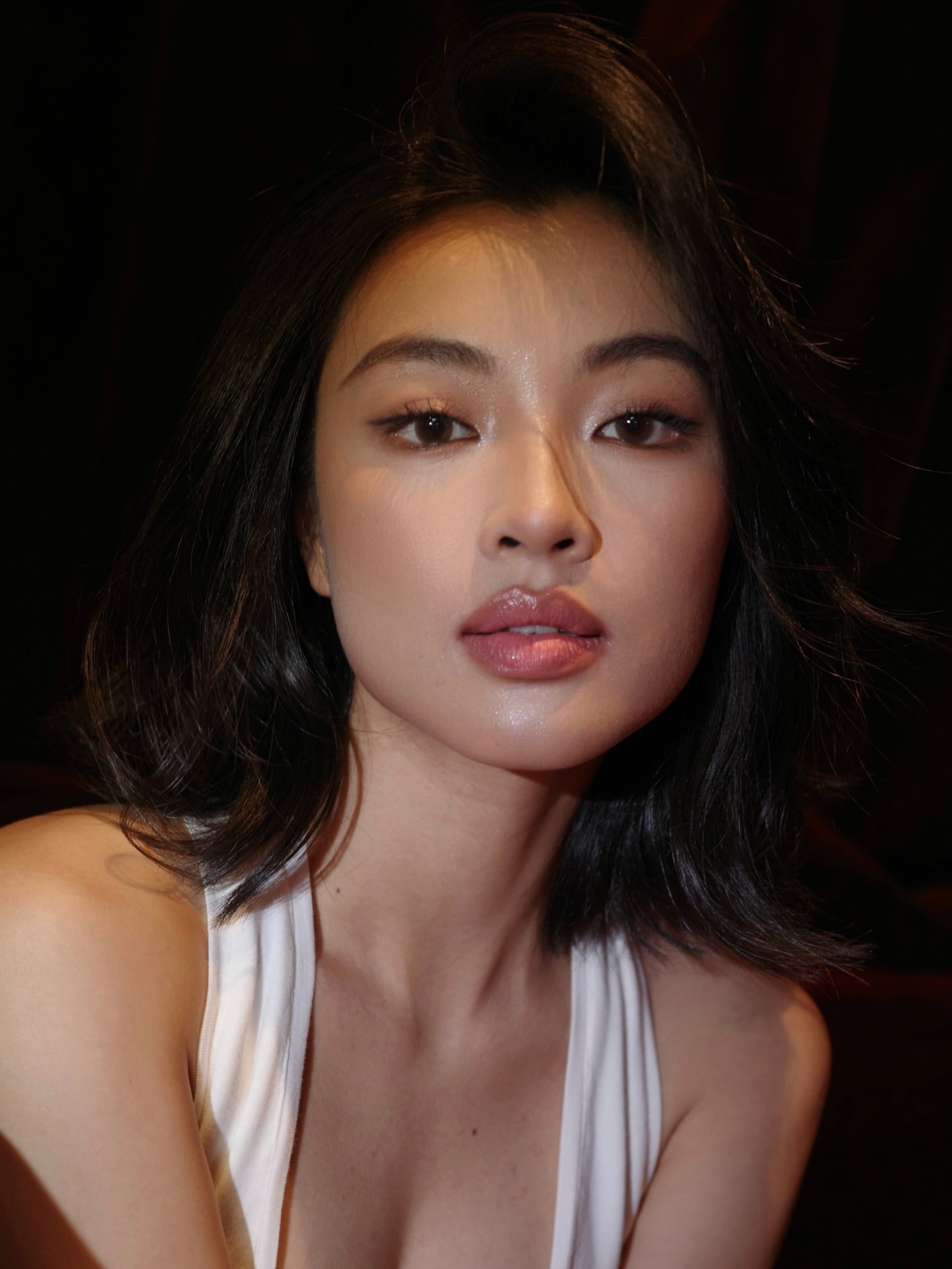 Ở cô có sự pha trộn giữa nét ngây thơ, dịu dàng và chút trầm lắng, khiến hình ảnh Lan Thy dễ gợi liên tưởng đến những nàng thơ phim ảnh mang nhiều chiều sâu cảm xúc.