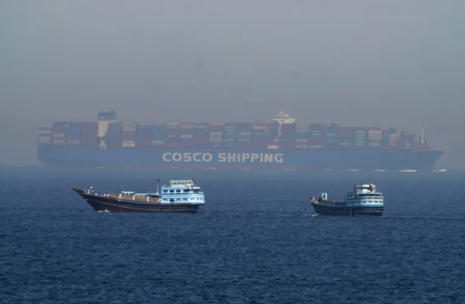 Tàu thuyền di chuyển trên eo biển Hormuz. (Ảnh: AP)