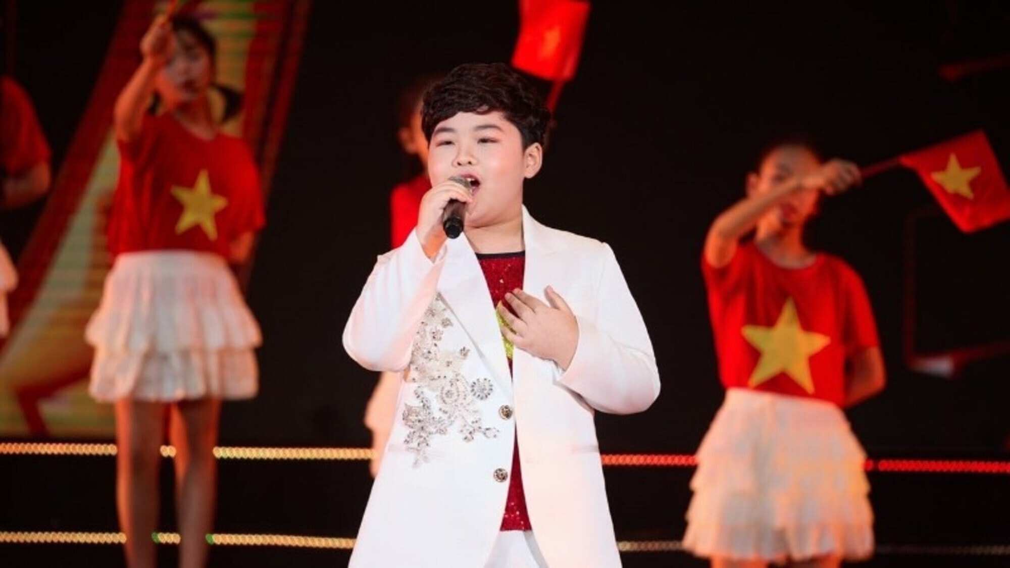 Ca sĩ nhí Dương Đức Hải thể hiện ca khúc 