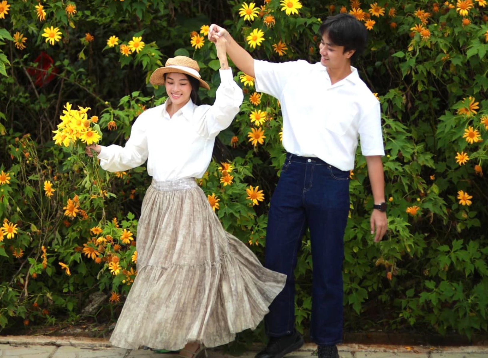 Suốt 2 năm bên nhau, Lan Thy và Dustin Tiêu hạn chế chia sẻ chuyện tình cảm trước truyền thông. Cả hai ít khi nói về đời tư và xuất hiện công khai với tần suất chọn lọc. Dù đã thực hiện nghi thức cầu hôn dưới sự chứng kiến của gia đình hai bên, cặp đôi hiện vẫn chưa công bố thời điểm cụ thể cho lễ cưới.